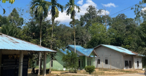 Warga Dayak di Desa Sebunga Kalbar