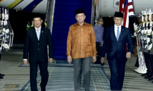 pm anwar ke indonesia di bandara