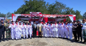 Deputi Maith Tampil dengan Baju Khas Bikomi Utara saat Jadi Inspektur Upacara