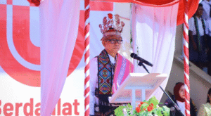 Sekretaris-BNPP-RI-Pimpin-Upacara-dengan-Pakaian-Adat-Raja-Insana