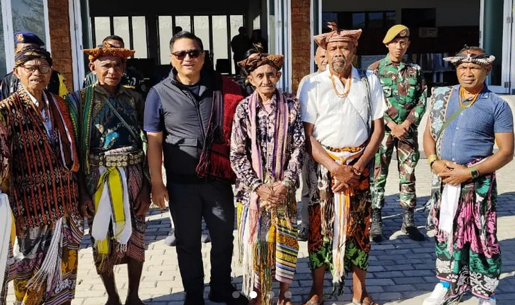 Deputi Bidang Pengelolaan Potensi Kawasan Perbatasan, Badan Nasional Pengelola Perbatasan (BNPP), Irjen Pol Edfrie R Maith (tiga dari kiri), tiba di Pos Lintas Batas Negara (PLBN) Napan, Timor Tengah Utara, Nusa Tenggara Timur (NTT), pada Sabtu (16/8/2025) sore. (Foto: Humas BNPP RI)