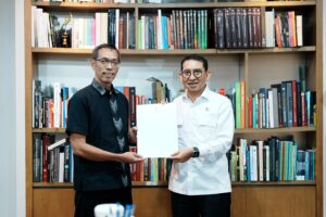 Menteri Kebudayaan RI, Fadli Zon, menandatangani Surat Keputusan (SK) tentang Pembentukan Tim Kajian dan Pemugaran Situs Cagar Budaya Peringkat Nasional Gunung Padang. SK ini diberikan secara langsung kepada Dr. Ali Akbar (kiri) yang ditunjuk sebagai Ketua Tim Kajian dan Pemugaran Situs Cagar Budaya Peringkat Nasional Gunung Padang, bertempat di kantor Menteri Kebudayaan, Jakarta. (Foto: Humas Kementerian Kebudayaan)