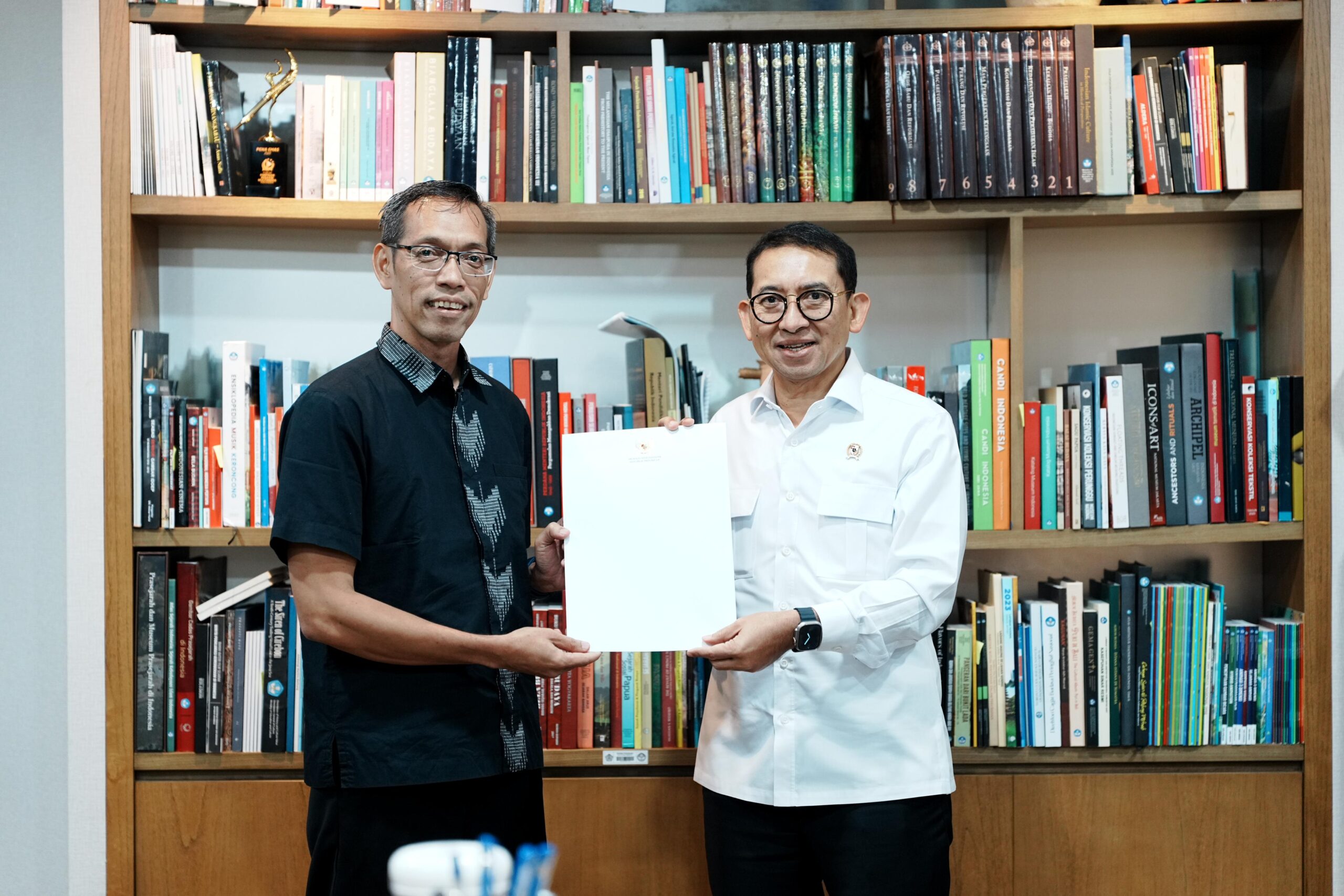 Menteri Kebudayaan RI, Fadli Zon, menandatangani Surat Keputusan (SK) tentang Pembentukan Tim Kajian dan Pemugaran Situs Cagar Budaya Peringkat Nasional Gunung Padang. SK ini diberikan secara langsung kepada Dr. Ali Akbar (kiri) yang ditunjuk sebagai Ketua Tim Kajian dan Pemugaran Situs Cagar Budaya Peringkat Nasional Gunung Padang, bertempat di kantor Menteri Kebudayaan, Jakarta. (Foto: Humas Kementerian Kebudayaan)