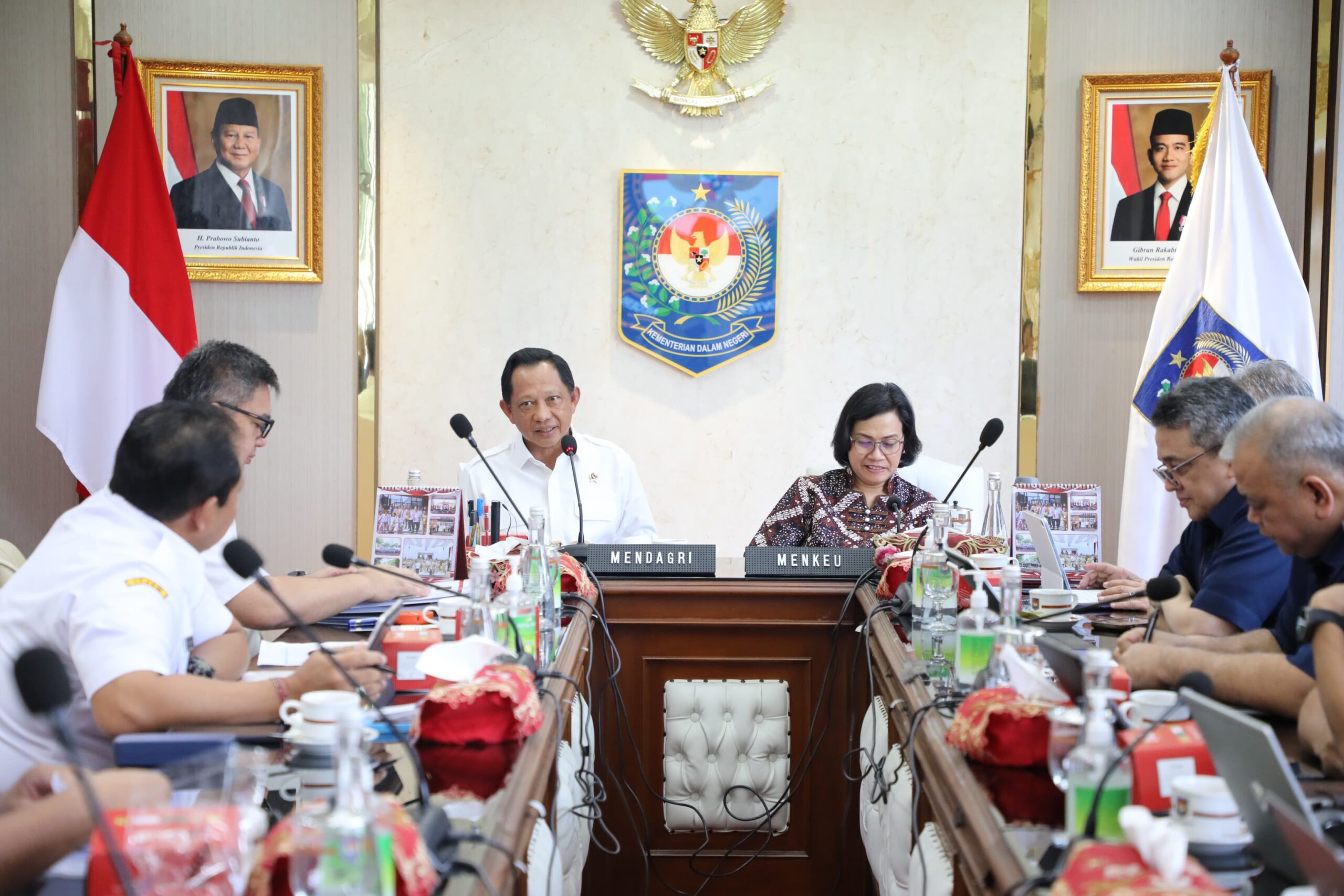 Menteri Dalam Negeri (Mendagri) RI Muhammad Tito Karnavian menerima kunjungan Menteri Keuangan (Menkeu) RI Sri Mulyani Indrawati (kanan) di Kantor Kementerian Dalam Negeri (Kemendagri) RI, Jakarta, Rabu (30/7/2025). (Foto: Puspen Kemendagri)