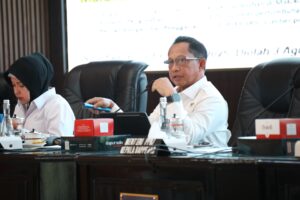 mendagri duduk kemeja putih presentasi