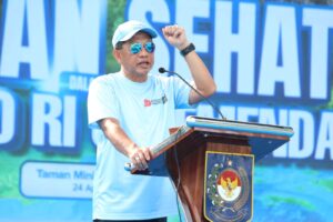 mendagri pakai kaos podium