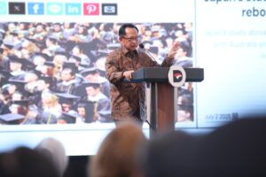 mendagri menerangkan di podium