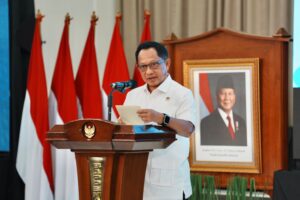 mendagri tito podium merah putih