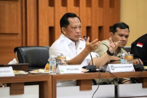 tito tangan menerangkan