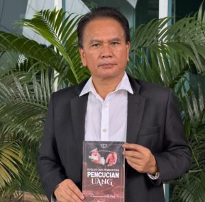 Buku Evolusi dan Pembuktian Pencucian Uang karya Efendi Lod Simanjuntak. (Foto: Dok.Pribadi)