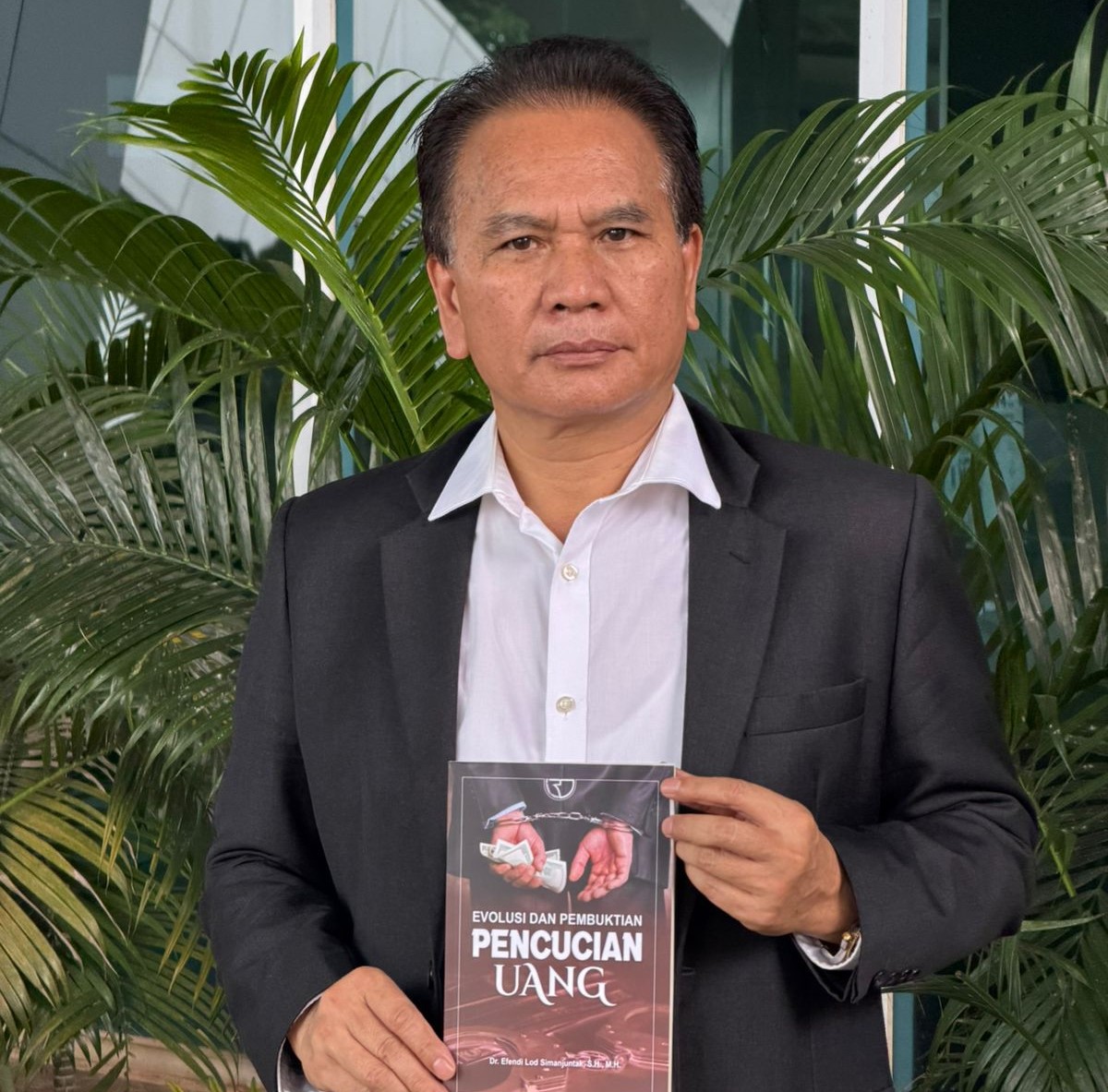 Buku Evolusi dan Pembuktian Pencucian Uang karya Efendi Lod Simanjuntak. (Foto: Dok.Pribadi)