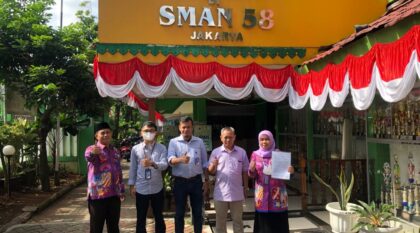 Pakar Komunikasi Massa Universitas Pertamina (UPER) Jakarta, Dr. Wahyudi Marhaen Pratopo Eko Setyatmojo, S.IP., M.Si., dan dosen Universitas Pertamina melakukan kegiatan PkM ke salah satu sekolah di Jakarta tahun 2021. (Foto: Dok.Pribadi)