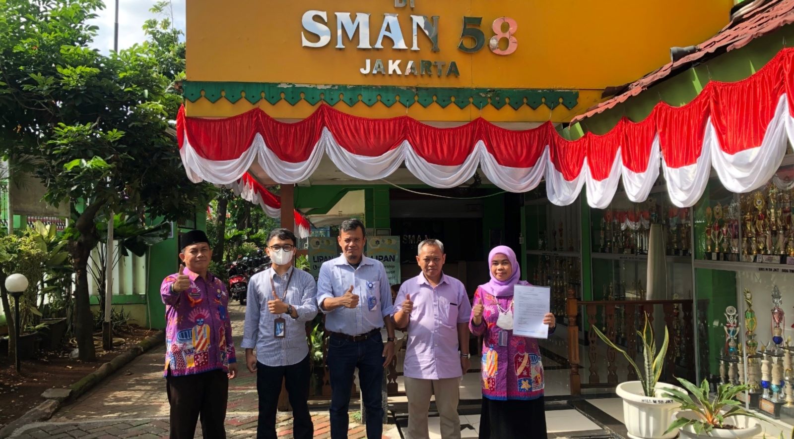 Pakar Komunikasi Massa Universitas Pertamina (UPER) Jakarta, Dr. Wahyudi Marhaen Pratopo Eko Setyatmojo, S.IP., M.Si., dan dosen Universitas Pertamina melakukan kegiatan PkM ke salah satu sekolah di Jakarta tahun 2021. (Foto: Dok.Pribadi)