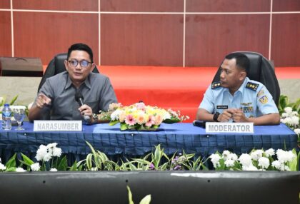 Pakar ketahanan nasional dan geopolitik energi dari Universitas Pertamina (UPER), Dr. Ian Montratama (kiri), saat menjadi narasumber dalam Rapat Koordinasi Intelijen TNI Angkatan Udara (Rakor Intelau) di Markas Besar TNI Angkatan Udara (Mabesau), belum lama ini. (Foto: Dok.Pribadi Ian Montratama)