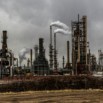 Menilik peran energi fosil dan gas bumi sebagai jembatan transisi energi bersih di Indonesia.