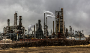 Menilik peran energi fosil dan gas bumi sebagai jembatan transisi energi bersih di Indonesia.