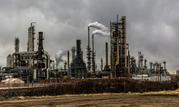 Menilik peran energi fosil dan gas bumi sebagai jembatan transisi energi bersih di Indonesia.