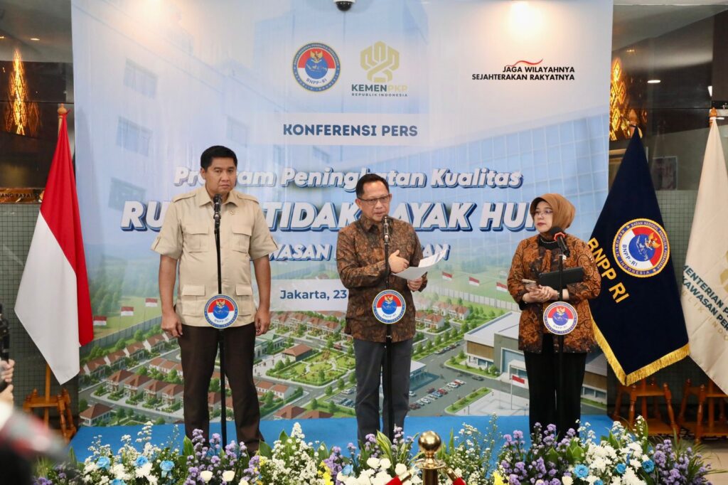 Badan Nasional Pengelola Perbatasan (BNPP) bersama Kementerian Perumahan dan Kawasan Permukiman (PKP) resmi menggelar program besar: merenovasi 15.000 rumah tidak layak huni di wilayah perbatasan. Mendagri sekaligus Kepala BNPP, Muhammad Tito Karnavian (tengah), menyatakan bahwa program Bantuan Stimulan Perumahan Swadaya (BSPS) atau bedah rumah ini bukan sekadar urusan tembok dan genteng.