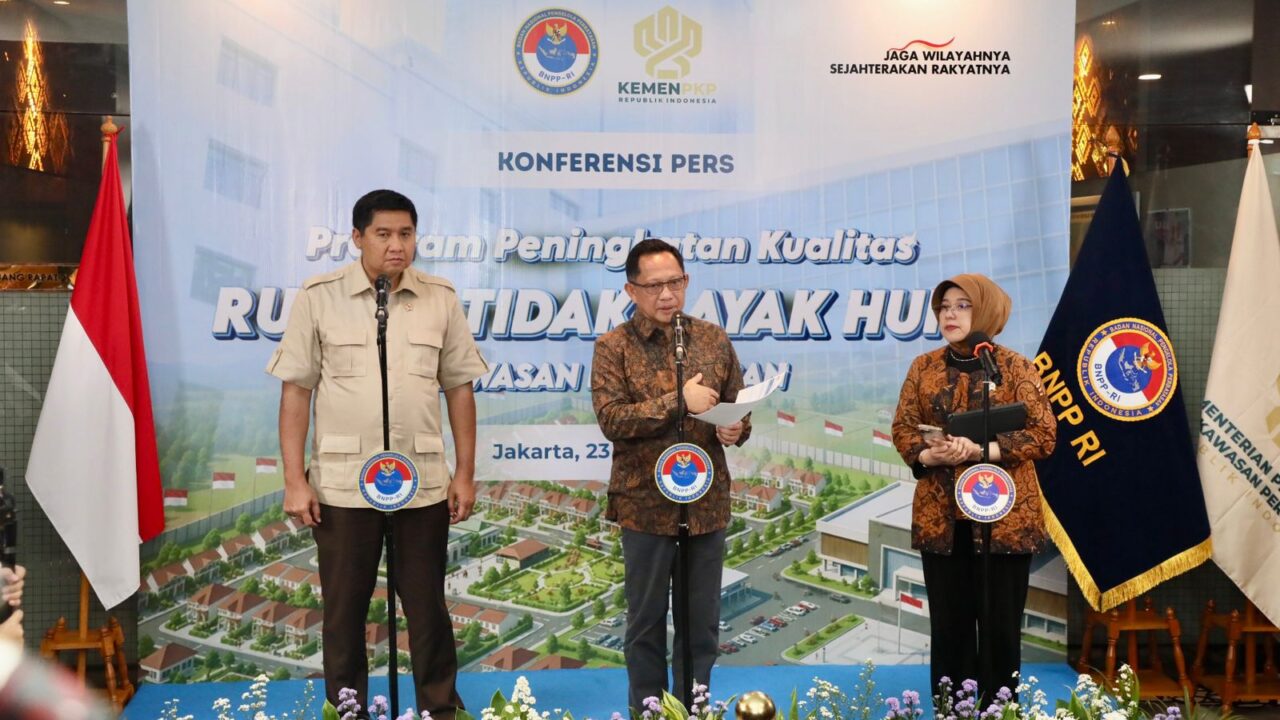 Badan Nasional Pengelola Perbatasan (BNPP) bersama Kementerian Perumahan dan Kawasan Permukiman (PKP) resmi menggelar program besar: merenovasi 15.000 rumah tidak layak huni di wilayah perbatasan. Mendagri sekaligus Kepala BNPP, Muhammad Tito Karnavian (tengah), menyatakan bahwa program Bantuan Stimulan Perumahan Swadaya (BSPS) atau bedah rumah ini bukan sekadar urusan tembok dan genteng.