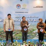 Badan Nasional Pengelola Perbatasan (BNPP) bersama Kementerian Perumahan dan Kawasan Permukiman (PKP) resmi menggelar program besar: merenovasi 15.000 rumah tidak layak huni di wilayah perbatasan. Mendagri sekaligus Kepala BNPP, Muhammad Tito Karnavian (tengah), menyatakan bahwa program Bantuan Stimulan Perumahan Swadaya (BSPS) atau bedah rumah ini bukan sekadar urusan tembok dan genteng.