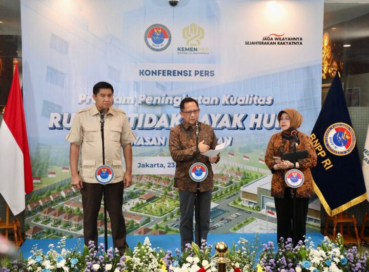 Badan Nasional Pengelola Perbatasan (BNPP) bersama Kementerian Perumahan dan Kawasan Permukiman (PKP) resmi menggelar program besar: merenovasi 15.000 rumah tidak layak huni di wilayah perbatasan. Mendagri sekaligus Kepala BNPP, Muhammad Tito Karnavian (tengah), menyatakan bahwa program Bantuan Stimulan Perumahan Swadaya (BSPS) atau bedah rumah ini bukan sekadar urusan tembok dan genteng.