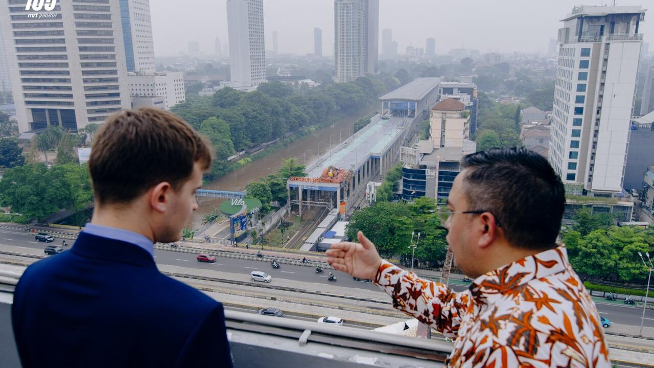 Kunjungan Menteri Aviasi, Maritim, dan Dekarbonisasi Inggris, Keir Mather, ke Indonesia tak sekadar agenda diplomatik. Di sela lawatan resminya, ia menyempatkan diri menjajal layanan MRT Jakarta, sebagai simbol penguatan kerja sama strategis kedua negara di sektor transportasi berkelanjutan.
