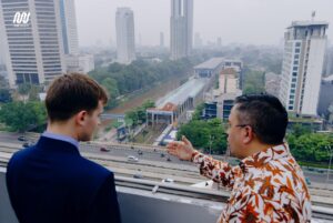 Kunjungan Menteri Aviasi, Maritim, dan Dekarbonisasi Inggris, Keir Mather, ke Indonesia tak sekadar agenda diplomatik. Di sela lawatan resminya, ia menyempatkan diri menjajal layanan MRT Jakarta, sebagai simbol penguatan kerja sama strategis kedua negara di sektor transportasi berkelanjutan.