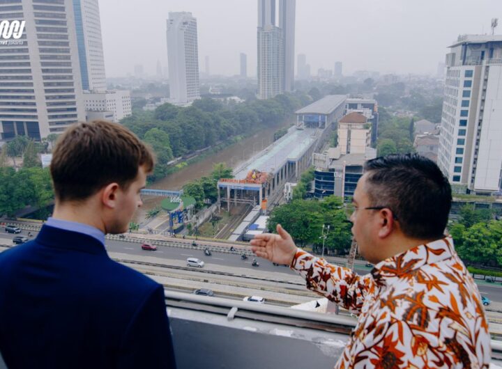 Kunjungan Menteri Aviasi, Maritim, dan Dekarbonisasi Inggris, Keir Mather, ke Indonesia tak sekadar agenda diplomatik. Di sela lawatan resminya, ia menyempatkan diri menjajal layanan MRT Jakarta, sebagai simbol penguatan kerja sama strategis kedua negara di sektor transportasi berkelanjutan.