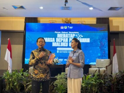 Anggota Komisi IV DPR RI, Prof. Dr. Ir. H. Rokhmin Dahuri (kiri), menyampaikan pandangan terkait ketahanan pangan saat forum “Menatap Masa Depan Perikanan Maluku Utara” di Ternate, Sabtu (11/4/2026). Hadir dalam kesempatan tersebut Gubernur Maluku Utara, Sherly Tjoanda (kanan). (Foto: Dok.Ist)