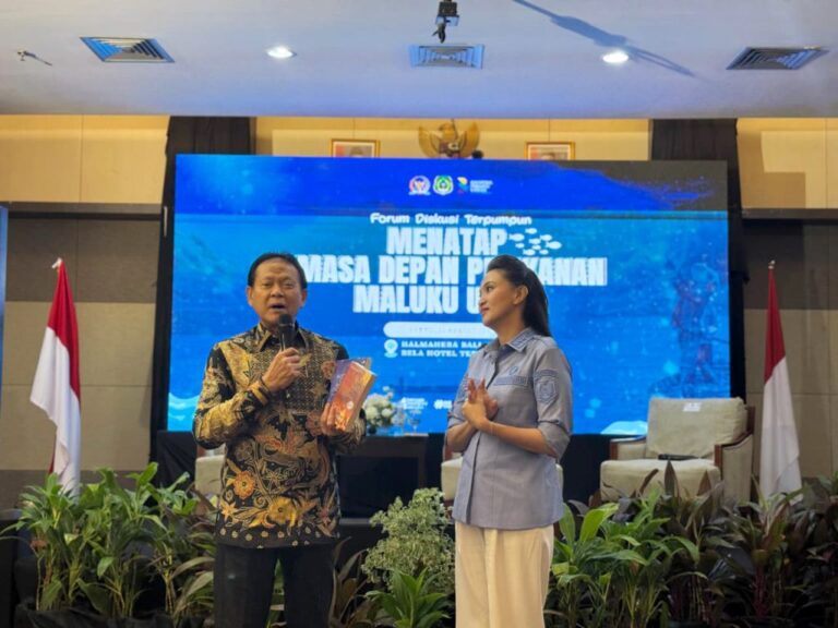 Anggota Komisi IV DPR RI, Prof. Dr. Ir. H. Rokhmin Dahuri (kiri), menyampaikan pandangan terkait ketahanan pangan saat forum “Menatap Masa Depan Perikanan Maluku Utara” di Ternate, Sabtu (11/4/2026). Hadir dalam kesempatan tersebut Gubernur Maluku Utara, Sherly Tjoanda (kanan). (Foto: Dok.Ist)