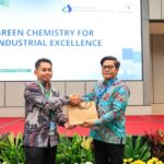 Pakar Petrokimia dari Universitas Pertamina (UPER), Wegik Dwi Prasetyo (kanan) mewakili kampus menyerahkan tanda apresiasi kepada pembicara pada kegiatan Green Chemistry for Industrial Excellence. (Foto: Dok.UPER)