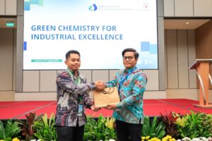 Pakar Petrokimia dari Universitas Pertamina (UPER), Wegik Dwi Prasetyo (kanan) mewakili kampus menyerahkan tanda apresiasi kepada pembicara pada kegiatan Green Chemistry for Industrial Excellence. (Foto: Dok.UPER)