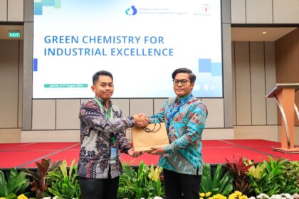 Pakar Petrokimia dari Universitas Pertamina (UPER), Wegik Dwi Prasetyo (kanan) mewakili kampus menyerahkan tanda apresiasi kepada pembicara pada kegiatan Green Chemistry for Industrial Excellence. (Foto: Dok.UPER)