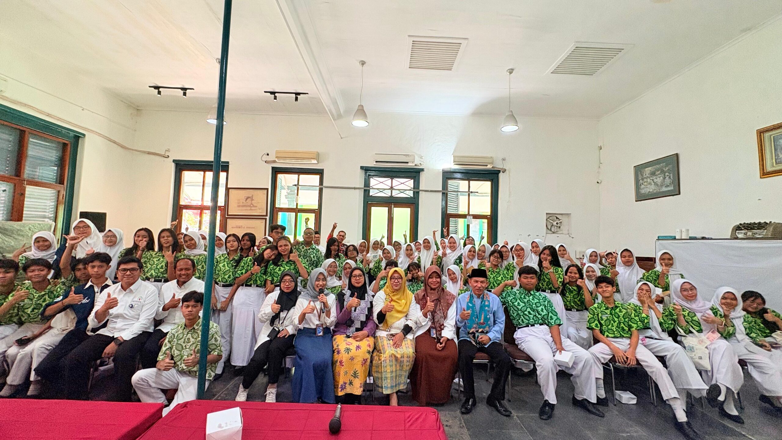 Syukrio Idaman, a lecturer in Actuarial Science at Universitas Pertamina, emphasized the importance of protection certainty in the public transportation sector. The photo shows a Financial Literacy Program for students of SMKN 27 Jakarta conducted by the university’s Actuarial Science Program in 2025. (Photo: Courtesy of UPER)