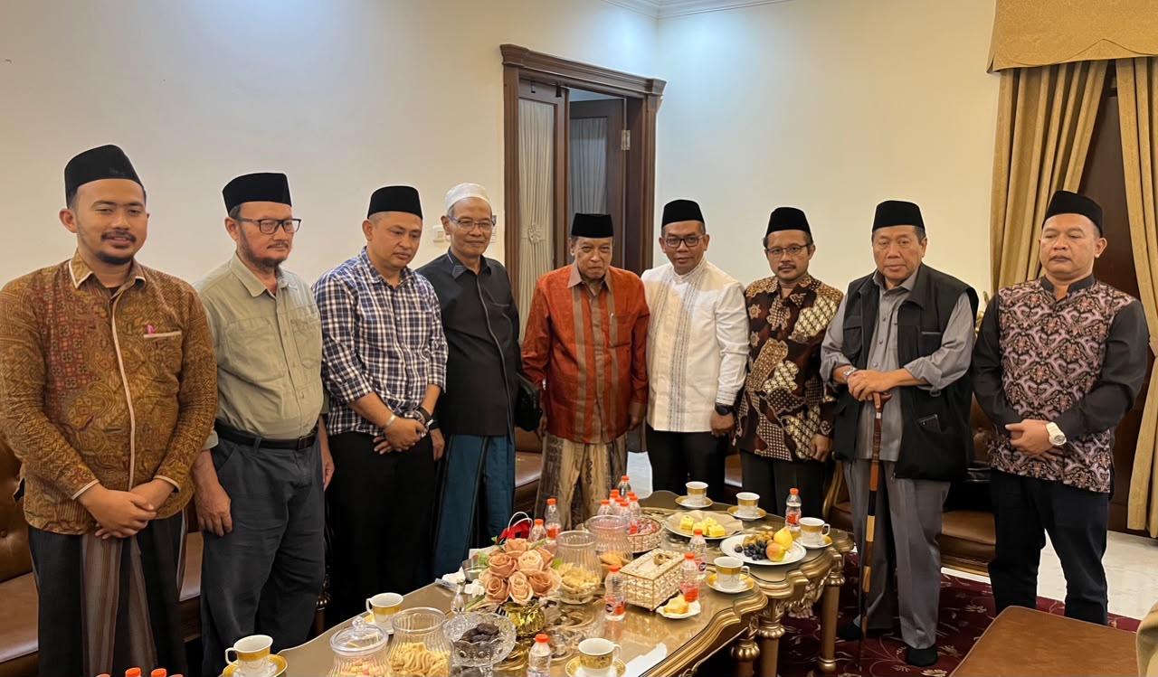 Support for Gus Hery Haryanto Azumi's bid to become Chairman of the Executive Board of Nahdlatul Ulama (PBNU) continues to grow as Indonesia's largest Islamic organization prepares for its 35th Congress. On Thursday evening (June 25), Gus Hery and his delegation visited the residence of former PBNU Chairman Prof. Dr. KH. Said Aqil Siroj in Ciganjur, South Jakarta, as part of a series of courtesy visits to senior Islamic scholars and respected NU leaders.