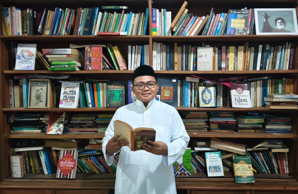 Muhammad Mutsaqqif is a young Nahdlatul Ulama intellectual and an alumnus of Wathoniyah Islamiyah Islamic Boarding School in Banyumas, Indonesia. His research and writing focus on Indonesian Islam, civil society, democracy, and religious organizations.